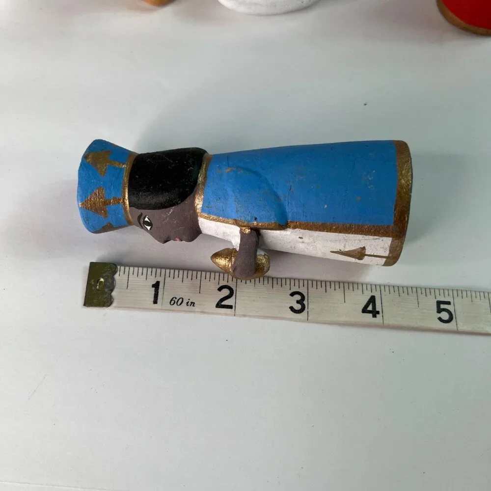 Hand-Painted Ceramic Nativity Set With 12 Pieces - Picture 12 of 13